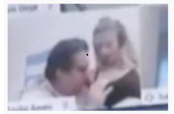 接吻摸胸视频大全