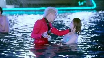 在游泳池接吻视频,一场接吻视频引发的全民热议